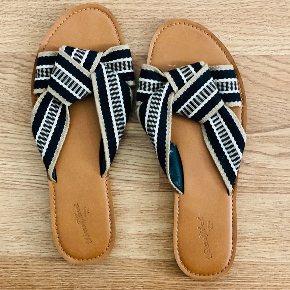 Universal Thread crisscross bow sandal